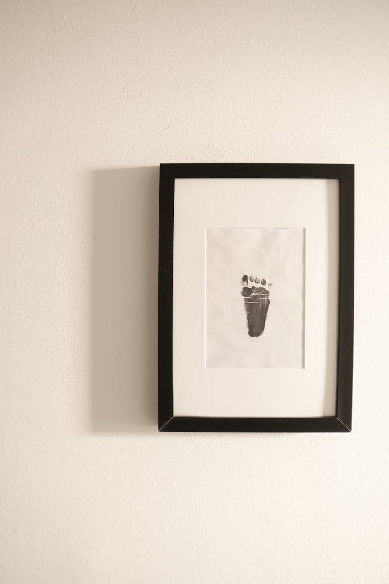 Empreinte de pied de bébé encadrée en noir et blanc — cadeau de naissance original