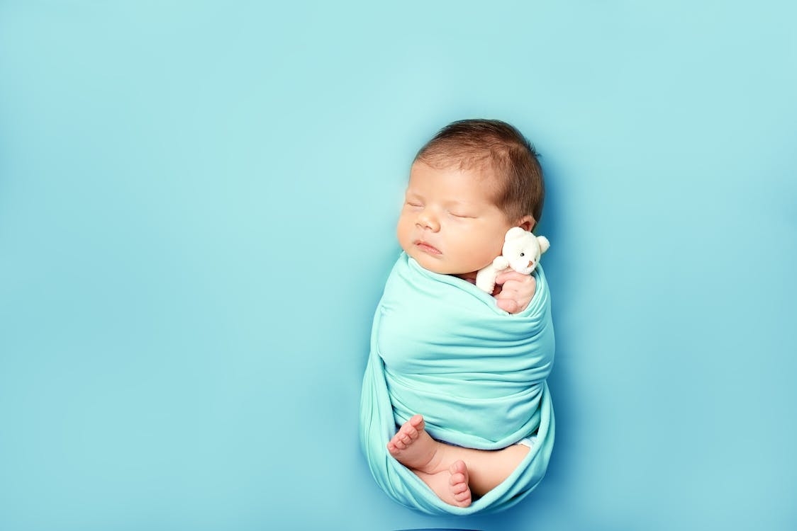 bébé emmailloté