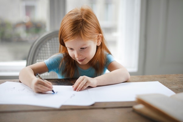 Enfant qui dessine