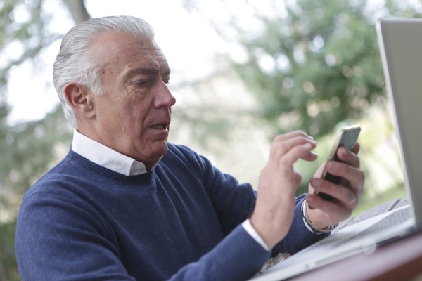 Papi est sur son téléphone en extérieur