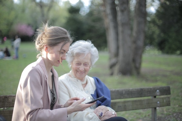 Famille sur un banc