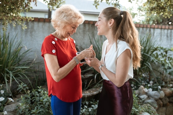 Rire entre grand-mère et petite fille