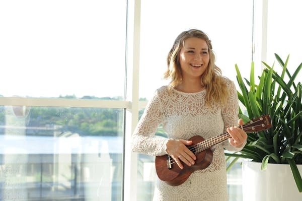 Jeune fille qui joue de la musique pour offrir un cadeau à sa grand-mère