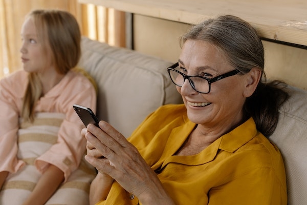 Mamie souriante sur le canapé