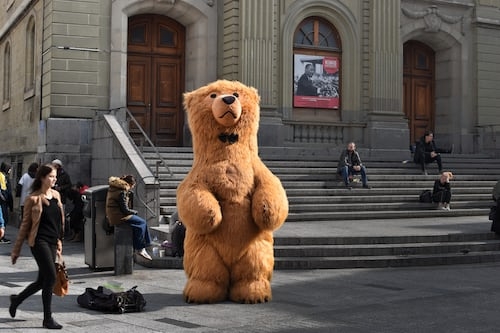 Enorme ours en peluche dans la rue