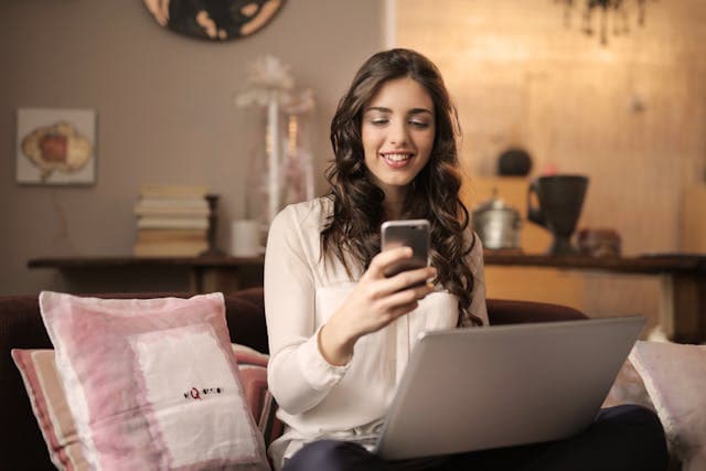 Une jeune femme sourit en voyant les photos de MemoFamille