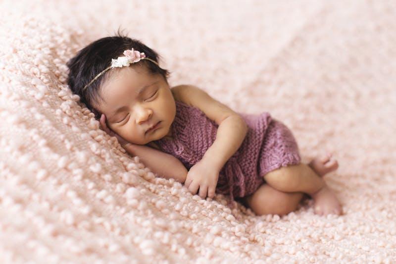 Nouveau-né endormi sur une couverture rose douce — cadeau de naissance personnalisé