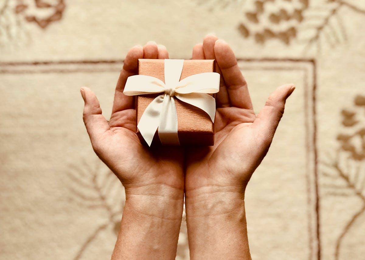 Cadeau emballé avec soin — offrir une capsule temporelle comme cadeau de naissance