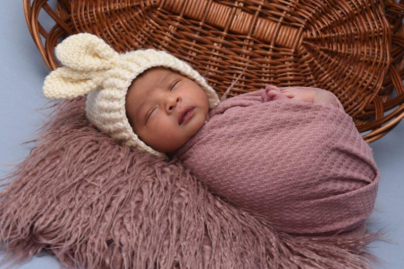 Bébé paisiblement endormi dans une gigoteuse rose — cadeau de naissance durable