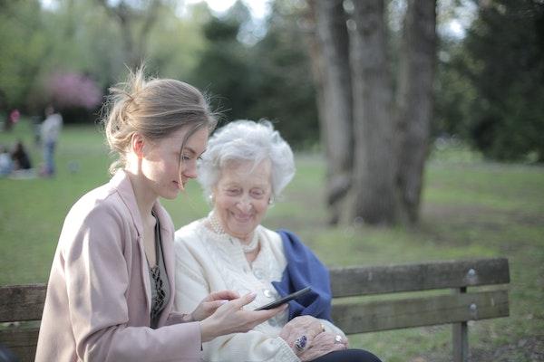 Famille sur un banc
