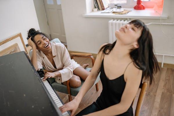 Fille qui fait du piano