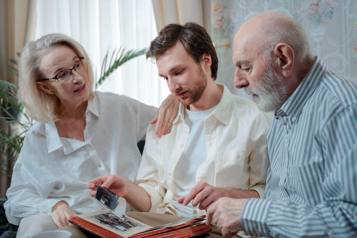 Famille regardant ensemble un album photo — souvenirs partagés entre générations
