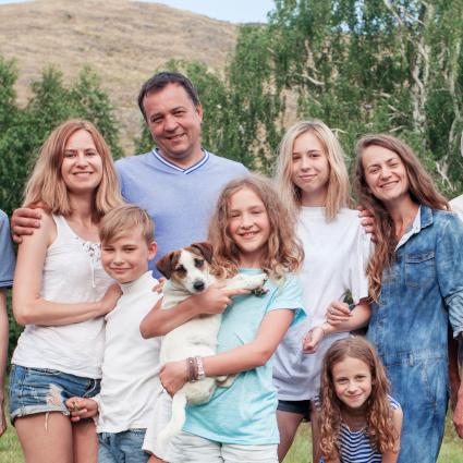 Une famille souriante partage ses photos sur MemoFamille