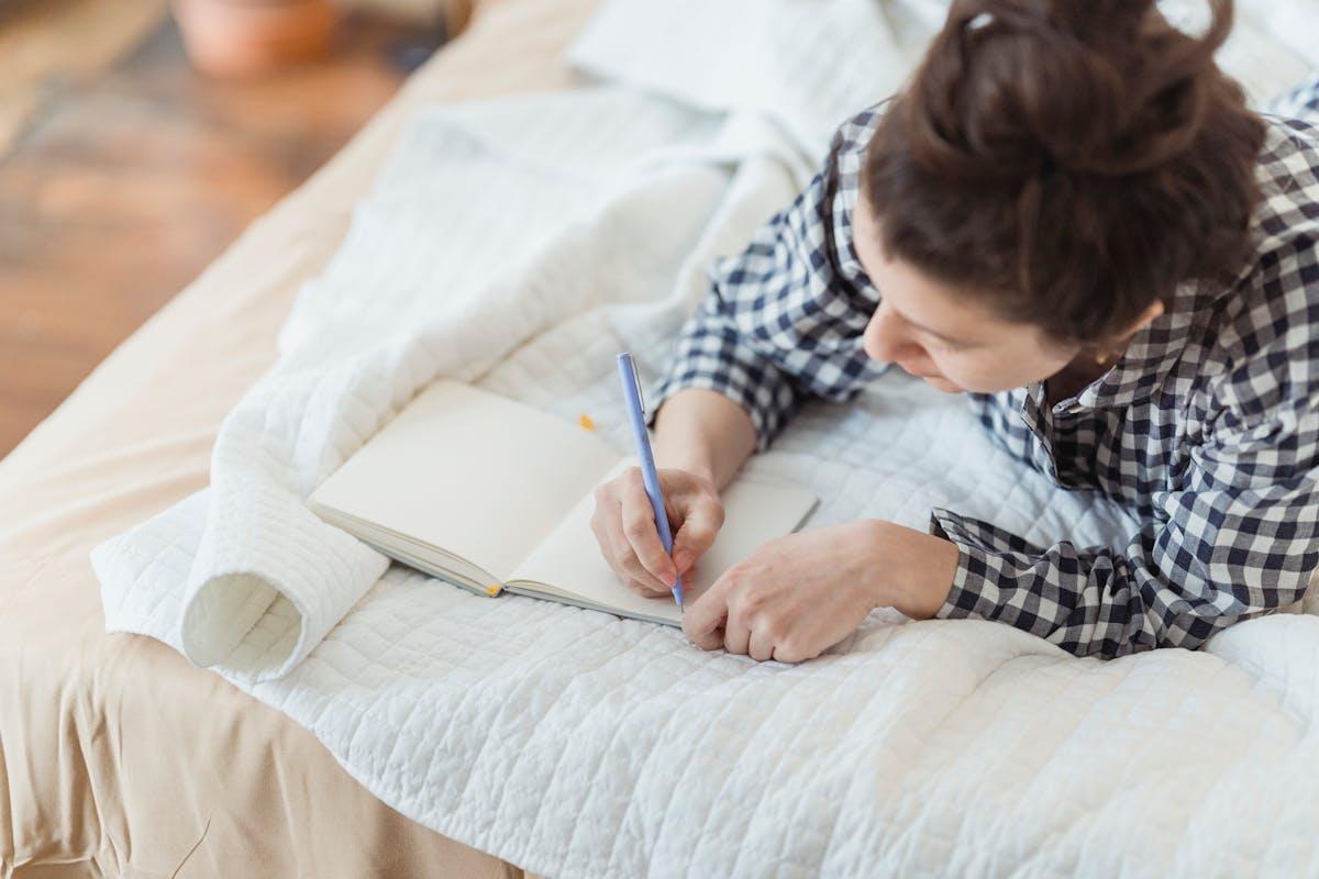 Femme écrivant dans un journal — capsule temporelle familiale numérique