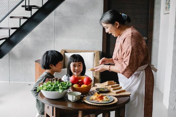 Grand-mère qui cuisine avec ses petits enfants