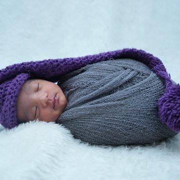 free-photo-of-nouveau-ne-douillet-enveloppe-dans-une-couverture-douce-et-un-chapeau