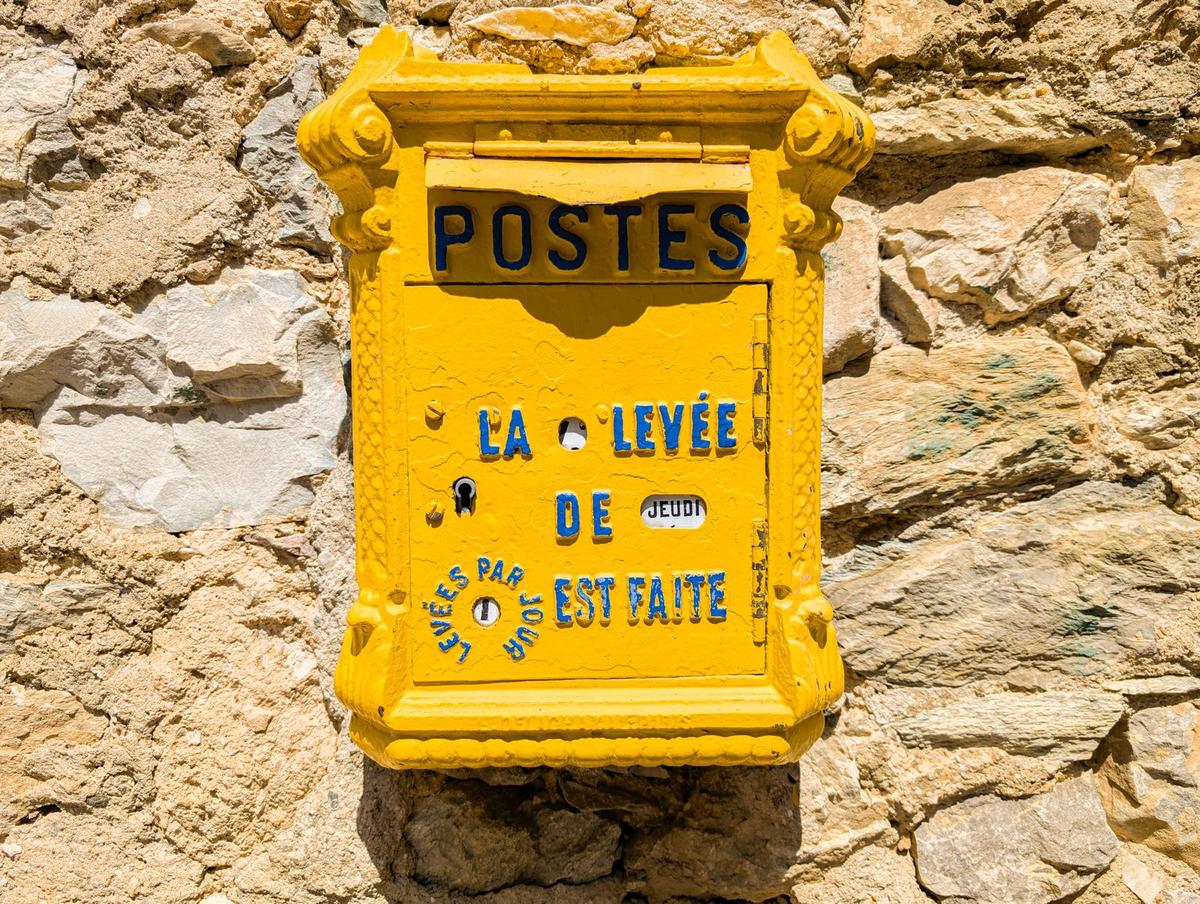 Boîte aux lettres de La Poste — le journal familial est envoyé par courrier aux grands-parents