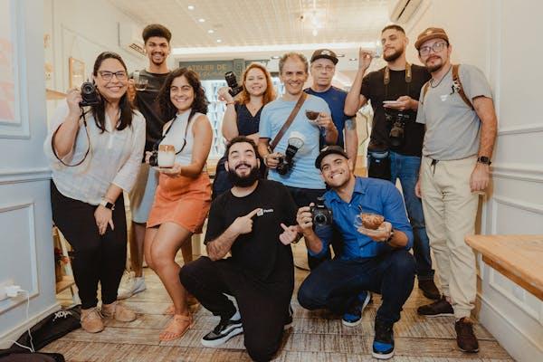 Photo de gens souriants dans un couloir