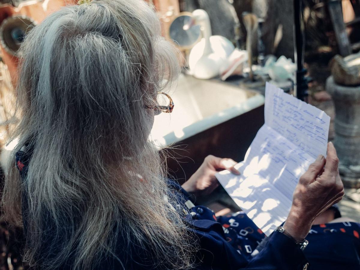 Grand-mère qui lit le courrier envoyé par sa famille