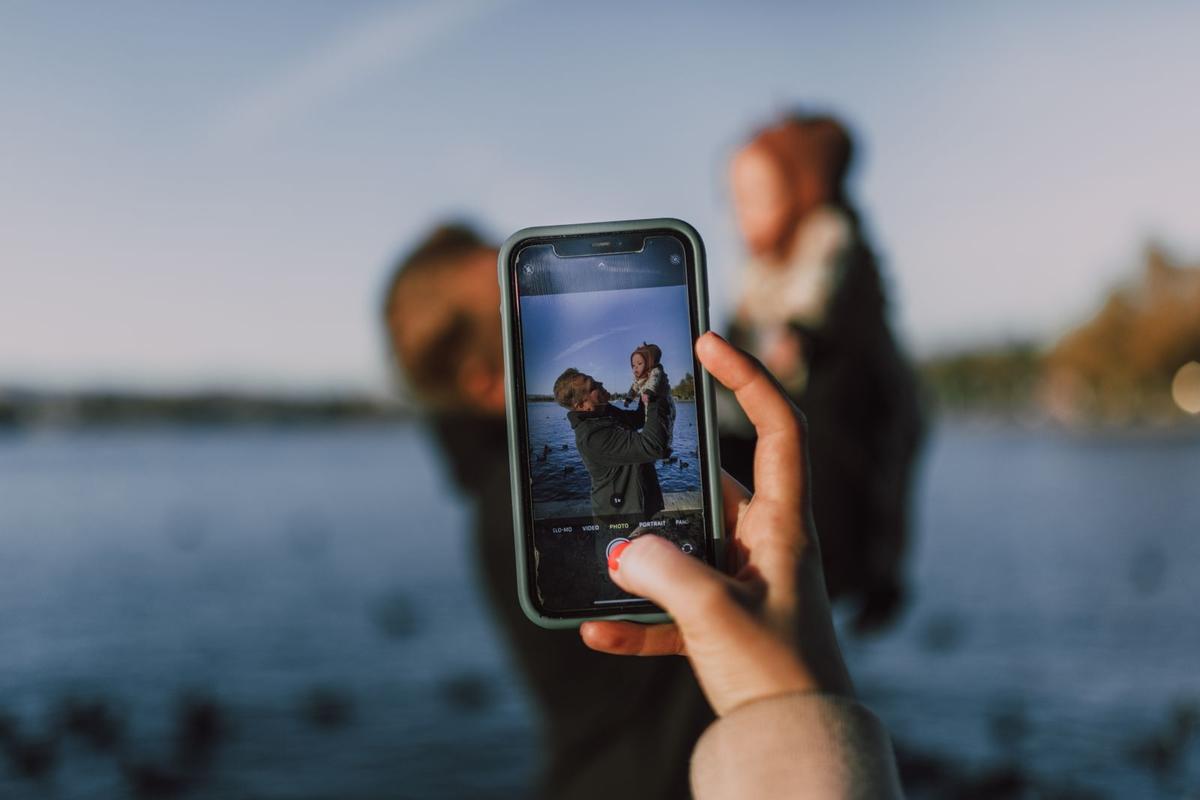 Photo de famille prise au smartphone, prête à être publiée dans le journal familial